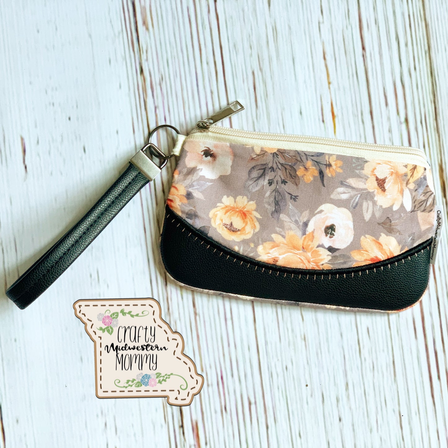 Basic Clutch Bag with Wristlet